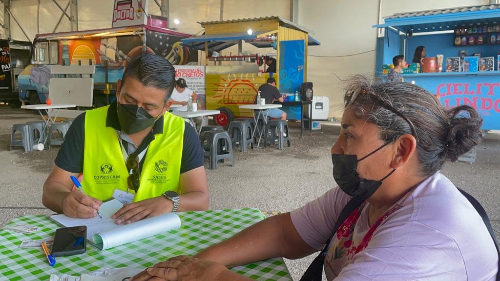 SaludCampeche's tweet photo. Para proteger la salud de quienes acuden a la Feria Carmen 2022, inspectores de la #Copriscam, realizaron acciones de verificación para el adecuado manejo de la comida y bebidas que son expendidas. Desde el lavado de manos, desinfección de alimentos, entre otros. https://t.co/HN5zGMWXS5