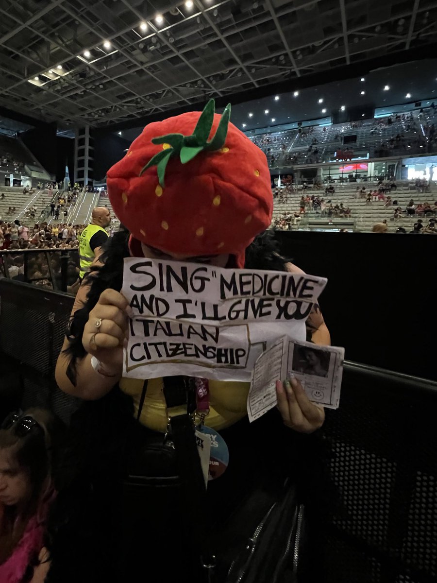 gossifede's tweet photo. Waiting for Mr Harry Styles #HarryStylesLoveOnTourtorino #26luglio #harrystyles #LoveonTourTurin https://t.co/q6ZndOja82