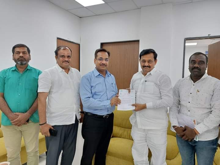 DipakArunChava1's tweet photo. जेऊर रेल्वेस्थानकावर हुतात्मा एक्सप्रेस,उद्यान एक्सप्रेस या गाड्यांना थांबा मिळावा अशी मागणी विभागीय रेल्वे व्यवस्थापक सोलापुर यांच्याकडे मा.मंत्री तथाआमदार सुभाष बापू देशमुख यांच्या शिष्टमंडळा द्वारे करण्यात आली असल्याची माहिती भाजपा युवामोर्चा प्रदेश सचिव दीपक चव्हाण यांनी दिली https://t.co/WkJU2mcidz