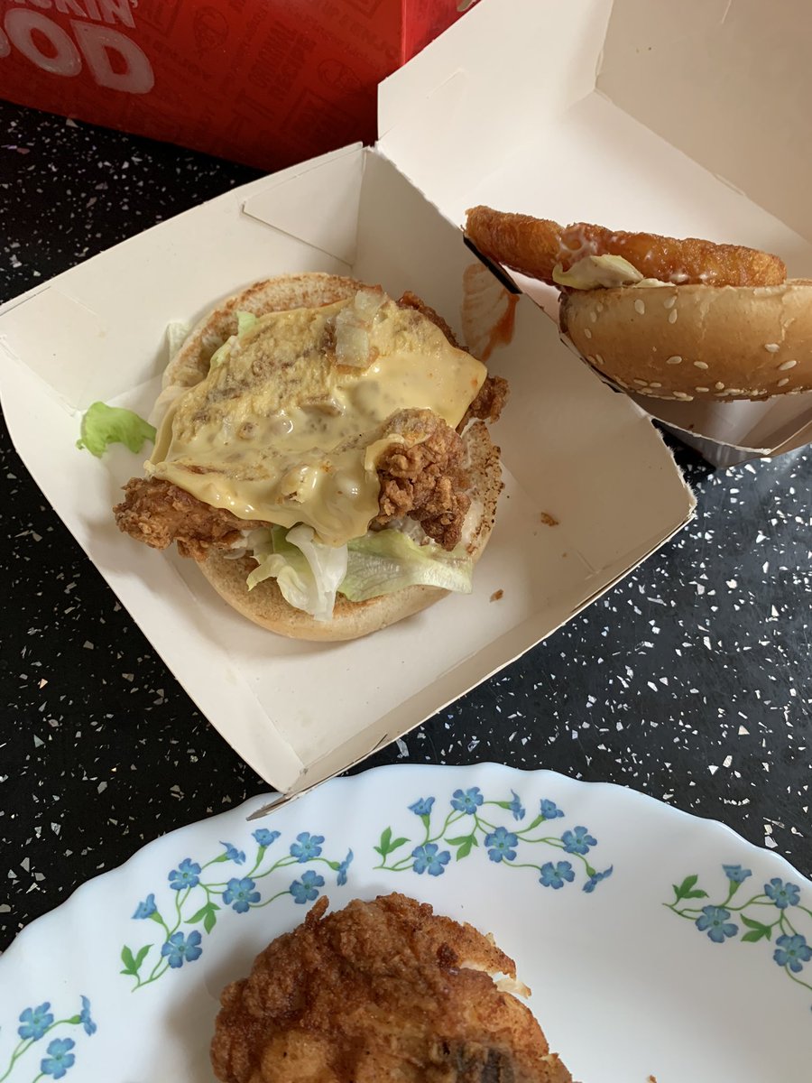 RadhaAnilkumar1's tweet photo. @KFC_UKI literally so annoyed with the midget sized chicken piece, 6 chips and a barely there chicken fillet in a box meal! https://t.co/RkXyK7dNDD