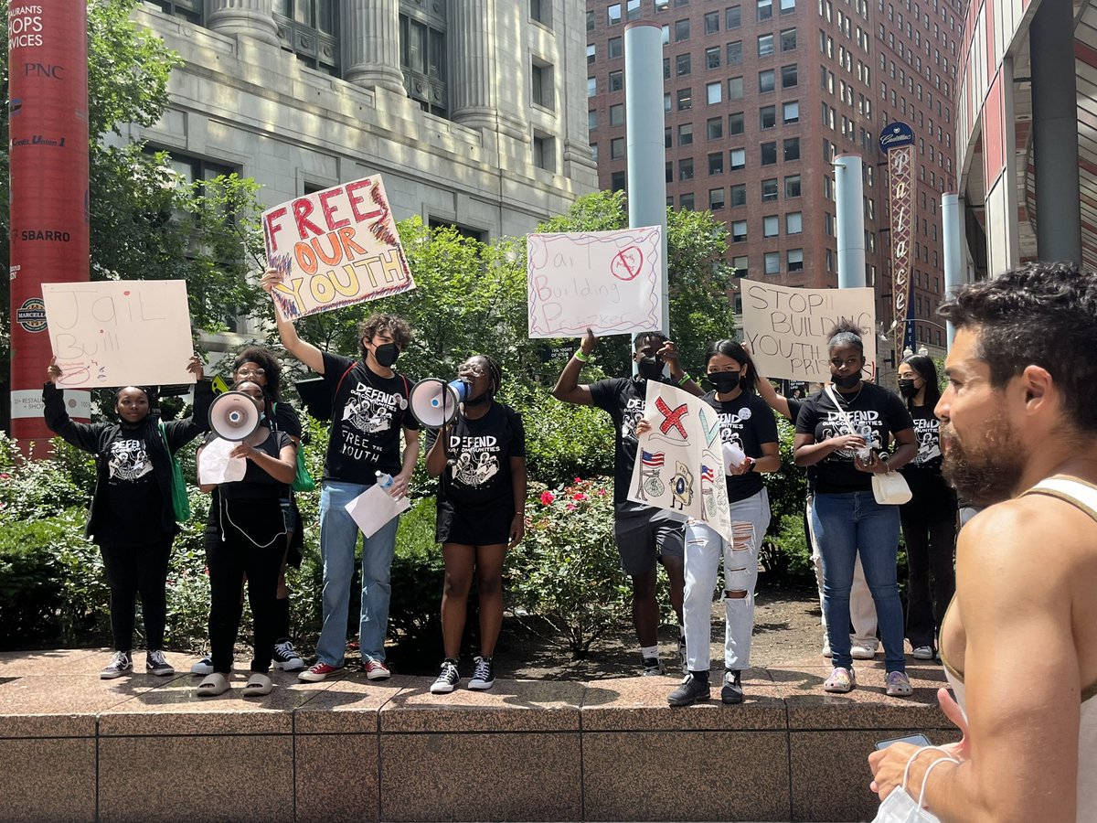 📣📣📣We’re here at the Thompson Center to demand <a href="/GovPritzker/">Governor JB Pritzker</a> stop building a new youth prison in Lincoln! <a href="/BPNCchicago/">BPNC</a> <a href="/ChiFreeSchool/">ChicagoFreedomSchool</a> <a href="/AFSCpeace/">AFSC Chicago Peacebuilding</a> Follow along ⬇️