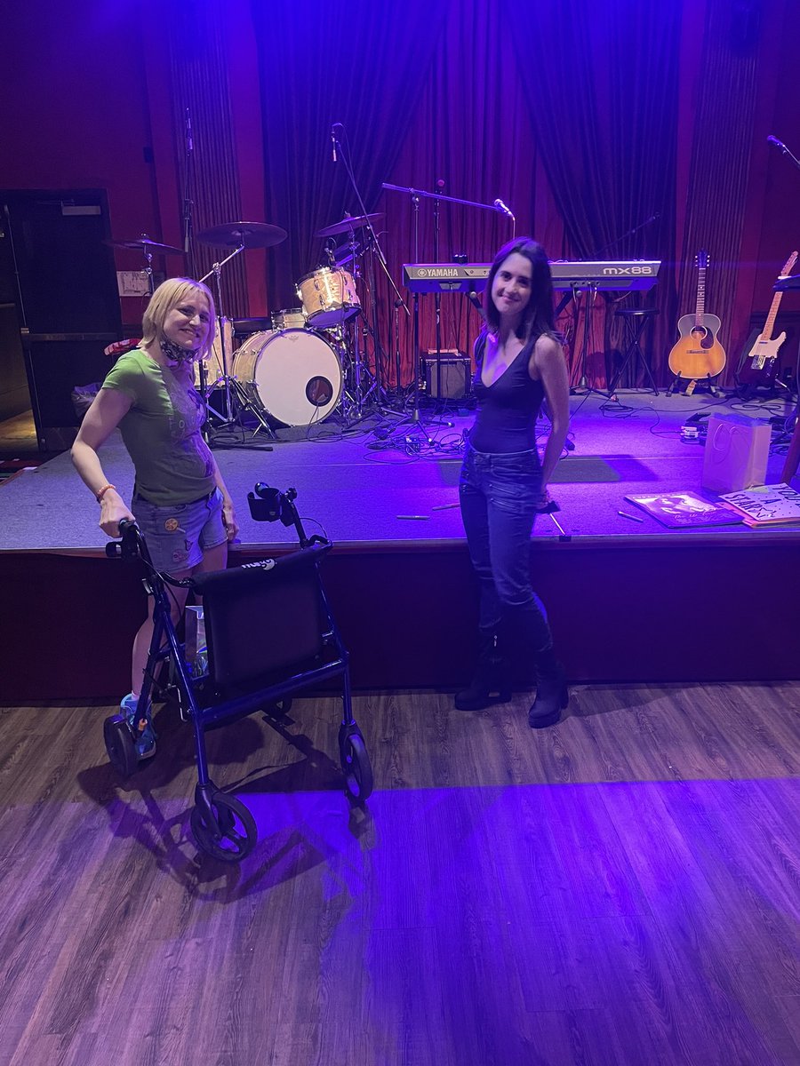 AnnieLenk's tweet photo. #TheUsTourCleveland @lauramarano I MISS YOU SOOO MUCH LAURA MARANO!!!!!😭😍😩🥹❤️💙 @LauraTeamUs https://t.co/g3Mw79ANjZ