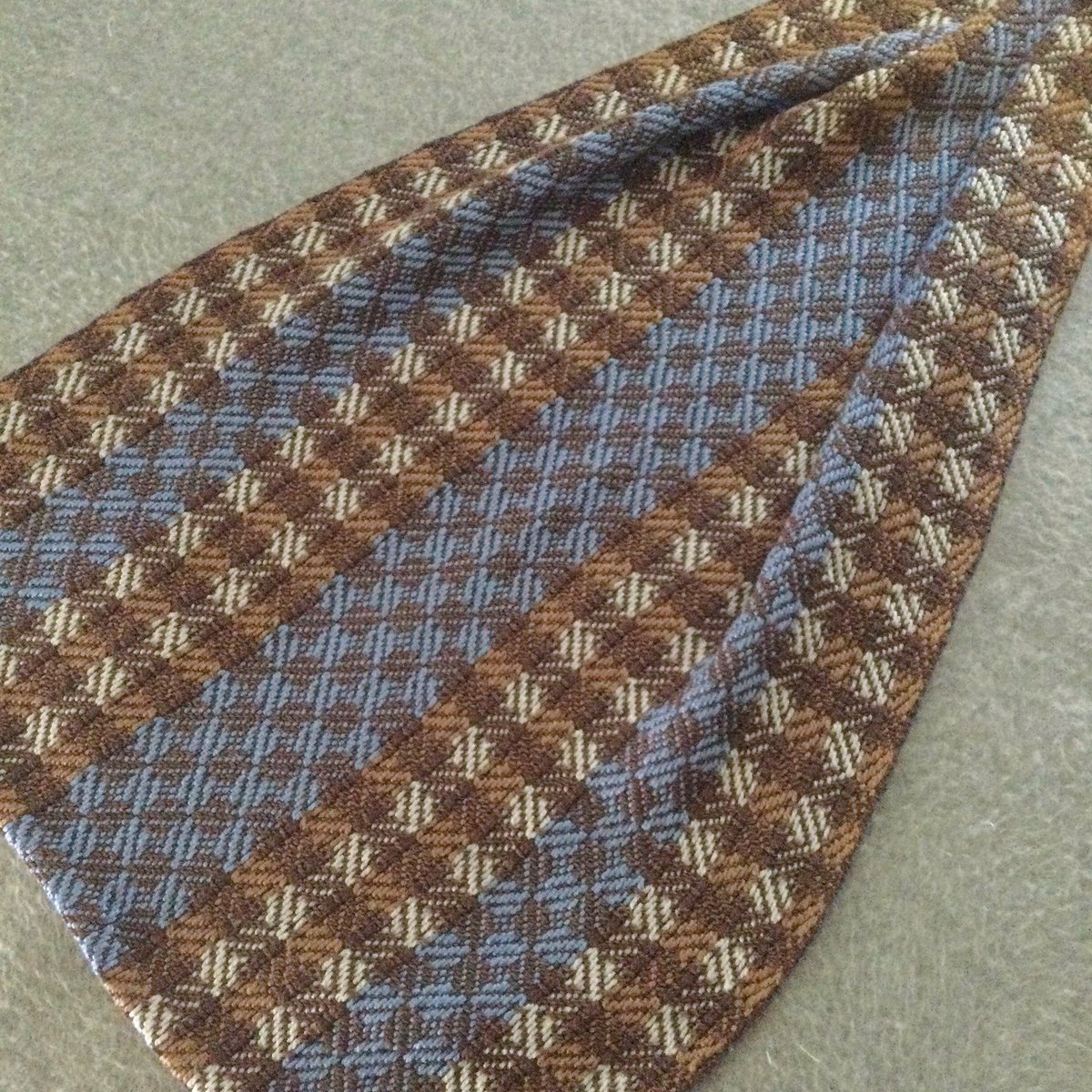 nancyoconnor19's tweet photo. More Tea Towels hemmed, pressed and tagged……Ready for the Winchester NH Farmer’s Market on Saturday . Woven in a combo of browns, blue and natural. Also available on my website.  https://t.co/mtSooK0WiT #homedecor #handmade #towel https://t.co/wbTgce7BQf