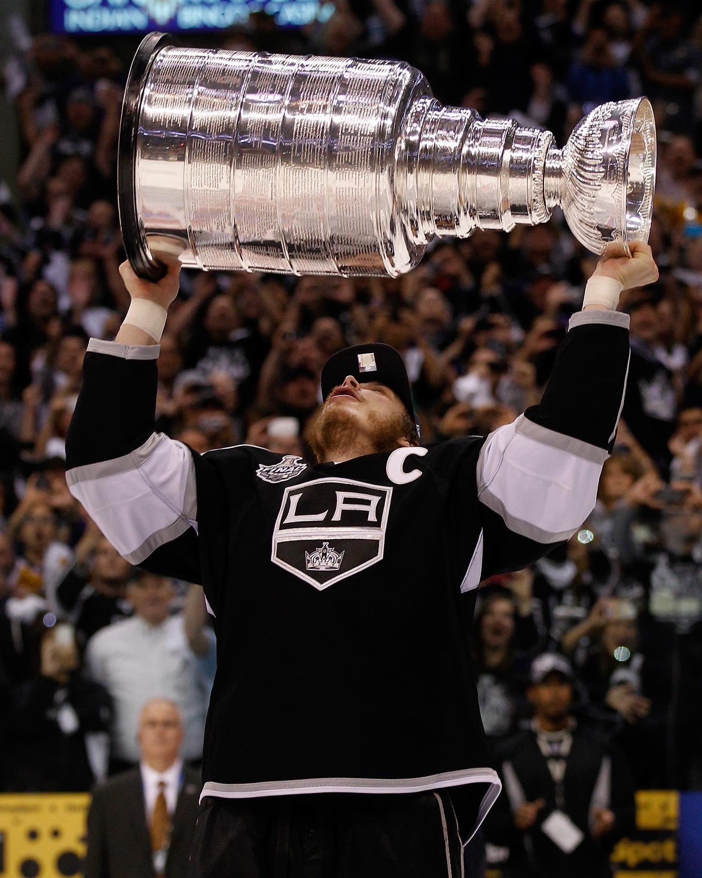 Twitter reacts to Dustin Brown's jersey retirement, statue
