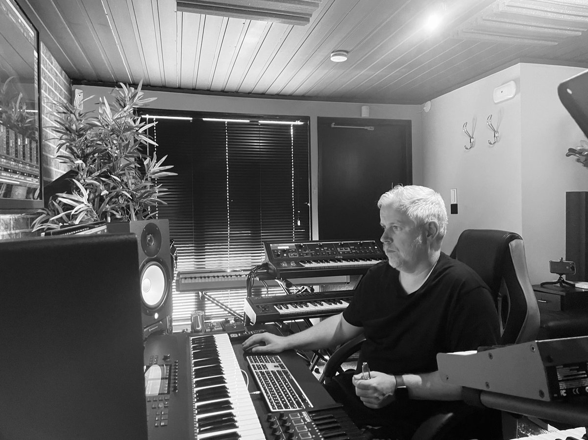 Split_V_Synth's tweet image. Working in the studio. New single soon.🔥😊🎶

#split_vision_synth_music #swedishsynthpop #darkwave #electronicpop #coldwave #synthpop #svenskasyntharkivet #town_and_towers_records #futurepop #oldschoolsynth #swedishelectro #synthremix #sinfullove #svenskasynthare #svensksynth