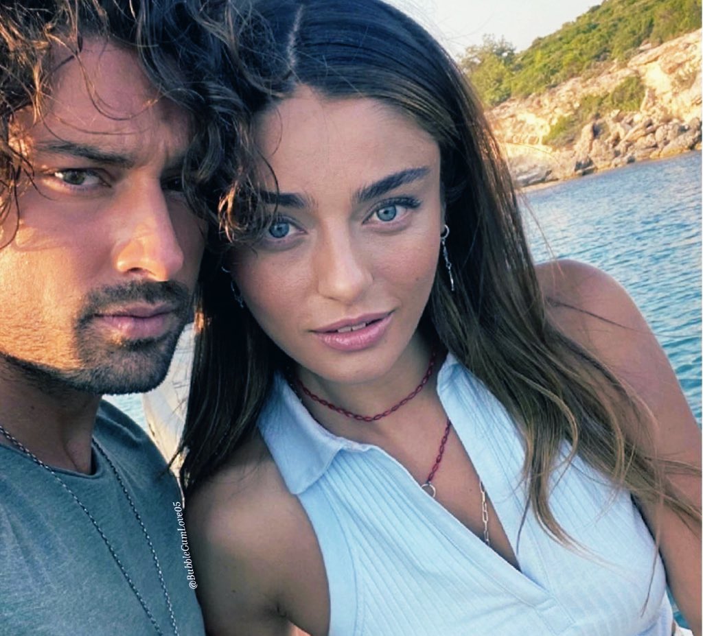 My dear friends, this Wednesday July 27 we'll have a fun tt with favourite love quotes💜

We'll be tweeting with quotes and pictures and everything+ main hashtags  #AlpNavruz #AyçaAyşinTuran #AyçAlp 

If you have time and inclination, please join us 💕💞

Thank you heartily🌸🌸🌸