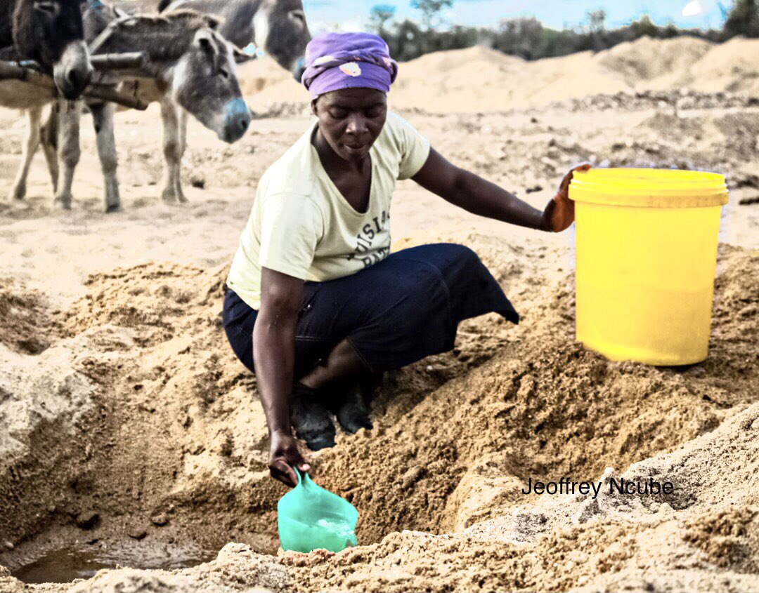 JeoffreyNcube's tweet photo. Effects of climate change in Zimbabwe… This is how people in Silobela (Midlands) are surviving, every drop counts. @METHI_Zimbabwe @UNFCCC @ZELA_Infor @UNEP @AlJazeera @BBCAfrica @NatGeoPhotos #climatechange https://t.co/Be1m9hmF3L