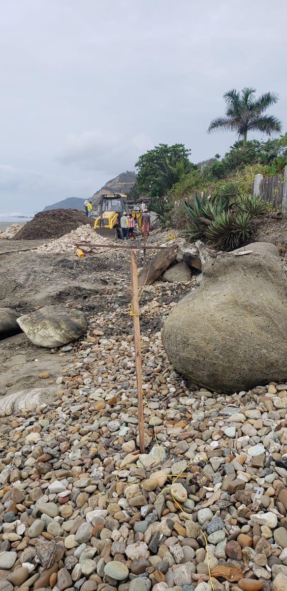 pacificolibreEC's tweet photo. SEGUIMIENTO A DENUNCIA AMBIENTAL 🚨 
La construcción de un muro en playa pública de Las Núñez, Santa Elena. A pesar de haber denuncia desde enero de este año, se ha desacatado la orden de prohibición de las autoridades. La primera foto es del 24/06/22. @MAATE_Zonal5 @Ambiente_Ec https://t.co/bhlIbVsD3b