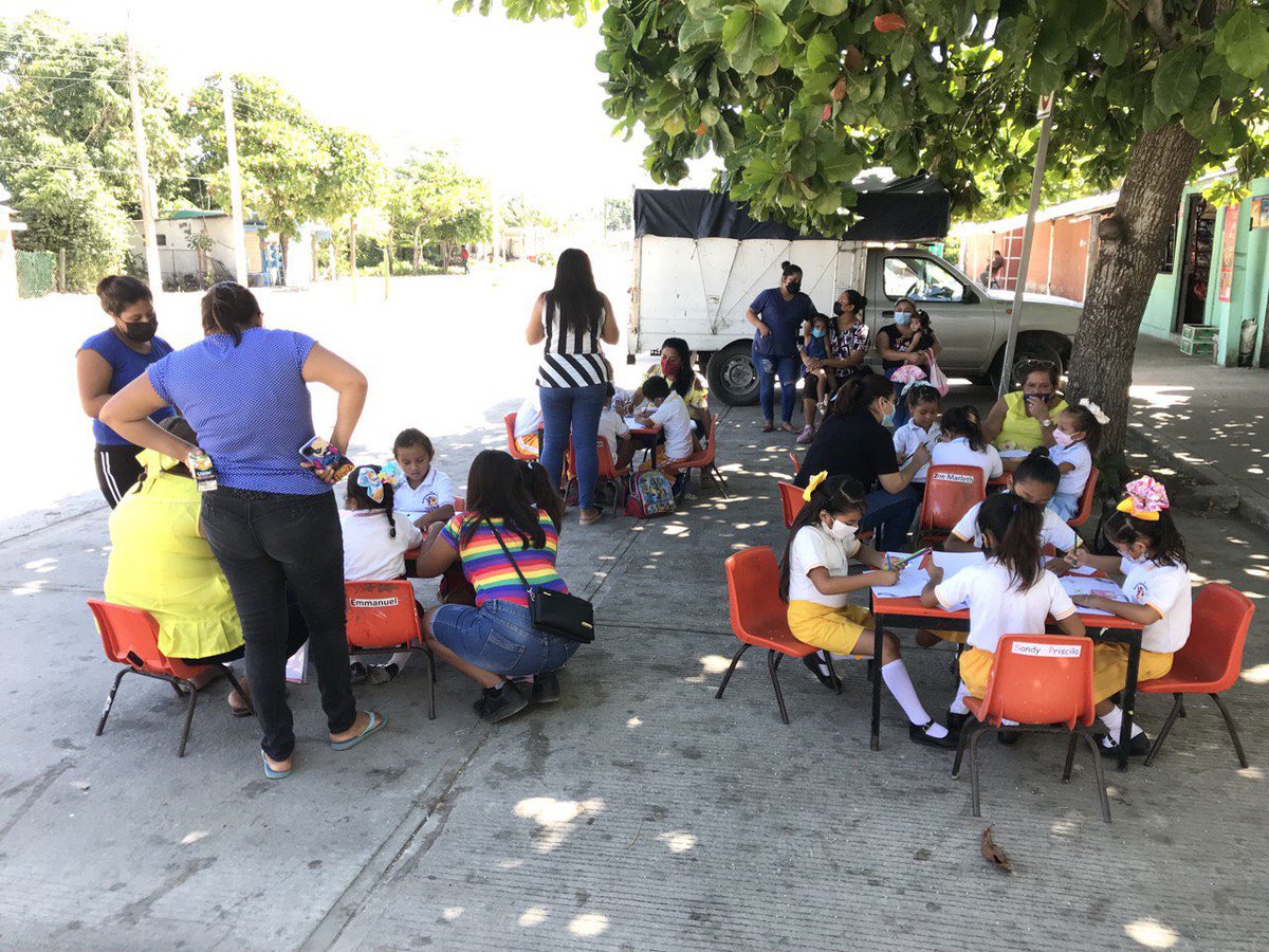 ¡Ya comenzamos con los talleres participativos para crear Lugares Amigables para la Primera Infancia en la Región Sureste!

Las niñas y niños del preescolar Carlos Pellicer Cámara dibujaron el #lugar de sus sueños en la hoja mágica con #Placemaking <a href="/FundacionFEMSA/">Fundación FEMSA</a> y <a href="/Tiendas_OXXO/">Tiendas OXXO</a>