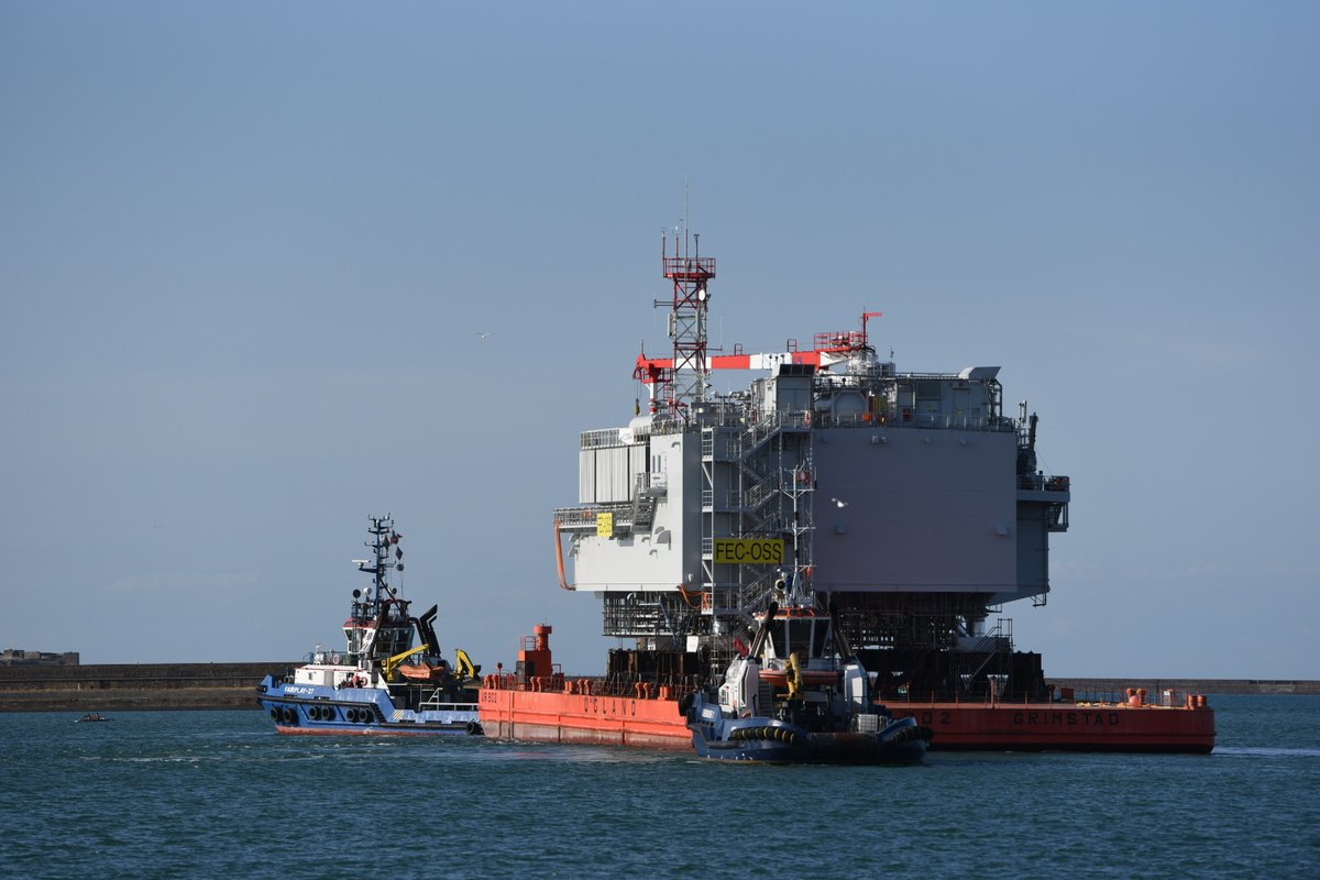 EolienMerFecamp's tweet photo. #EolienEnMerFecamp 📌 Point d’étape : La sous-station électrique vient d’arriver à #Cherbourg ! Elle repartira prochainement pour être installée en mer au large de #Fécamp. La #transitionénergétique est en cours ! ⚡
📸 Crédit vidéo : @LaurentCritot https://t.co/ZZ1x83FQNk