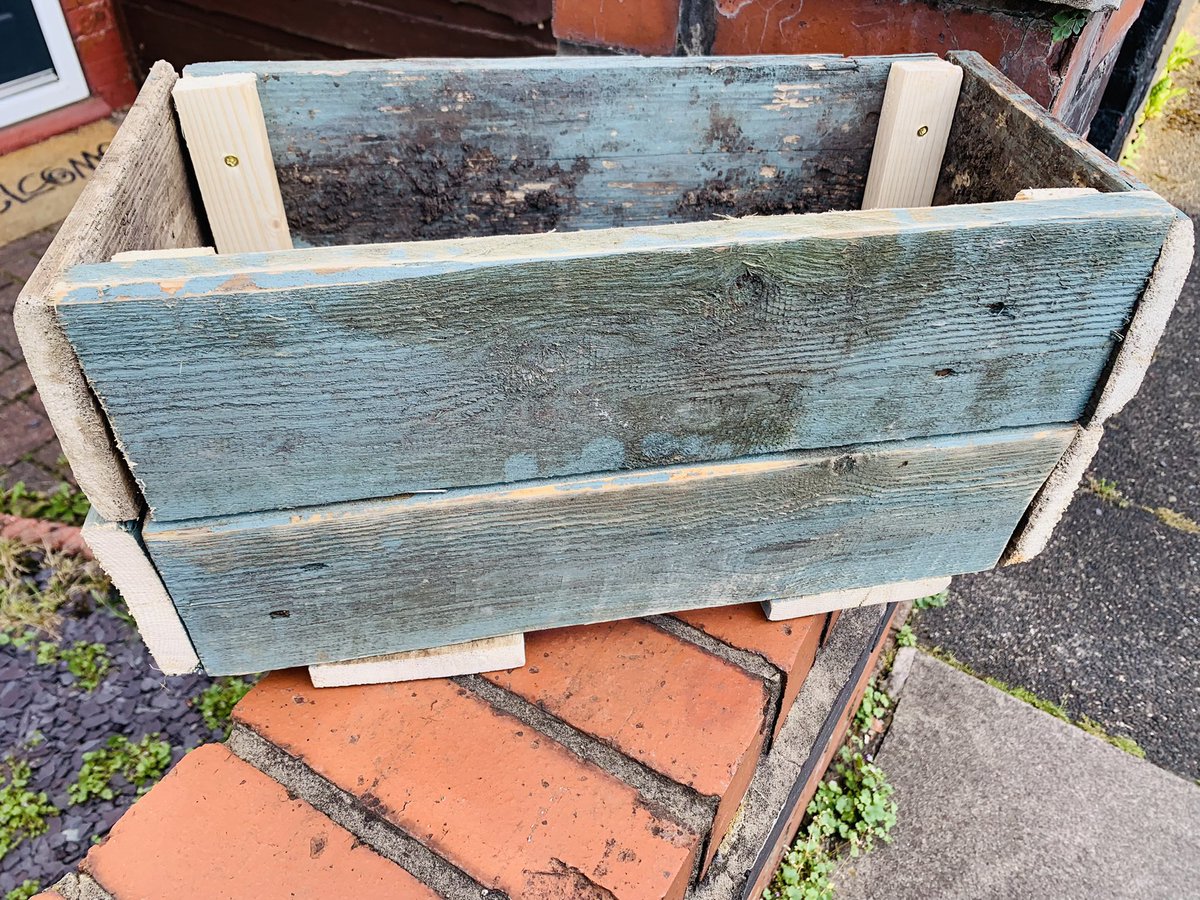 SamaniJen's tweet photo. Tonight the @makebuildgrow DIYers made some rustic planters out of repurposed pallets at @pureinsight1628. (Thank you Brooke for your garden pallet furniture donation ๐ )
Thanks also to the amazing seed funding from @FlourishCIC that helped us to buy our new drills ๐จ ๐ธ https://t.co/V5NrElmb9J