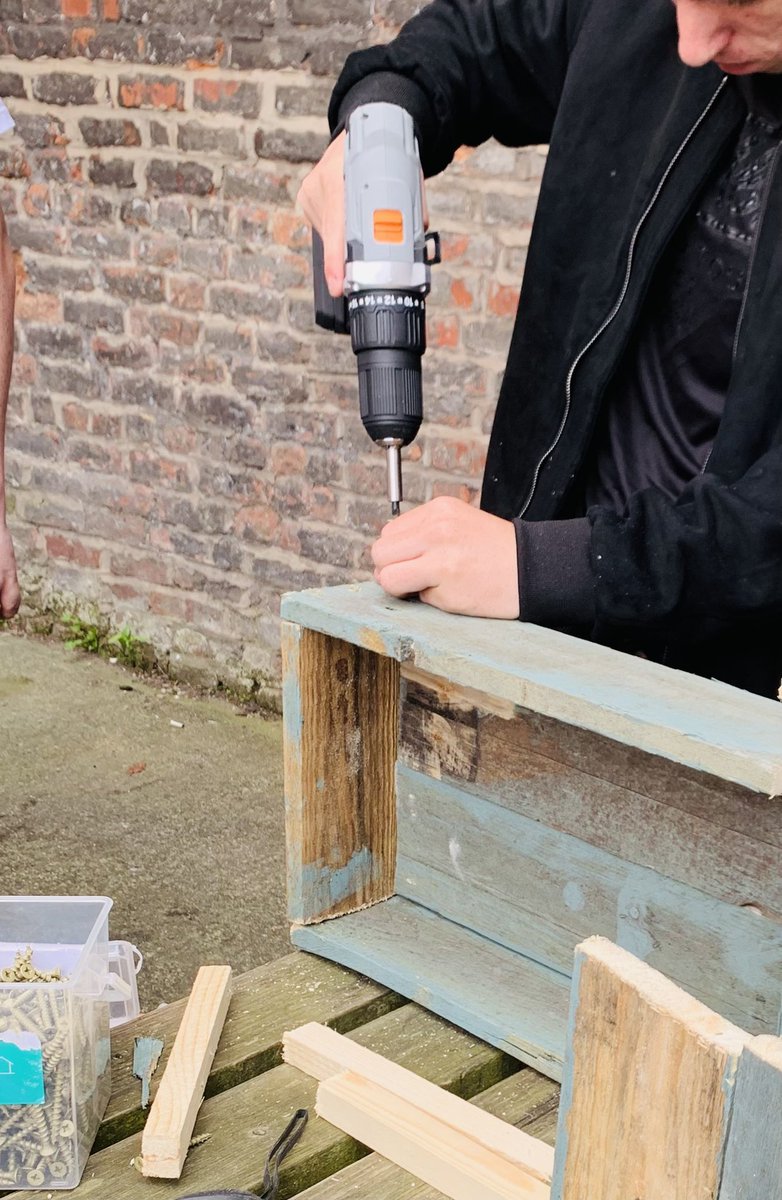SamaniJen's tweet photo. Tonight the @makebuildgrow DIYers made some rustic planters out of repurposed pallets at @pureinsight1628. (Thank you Brooke for your garden pallet furniture donation ๐ )
Thanks also to the amazing seed funding from @FlourishCIC that helped us to buy our new drills ๐จ ๐ธ https://t.co/V5NrElmb9J