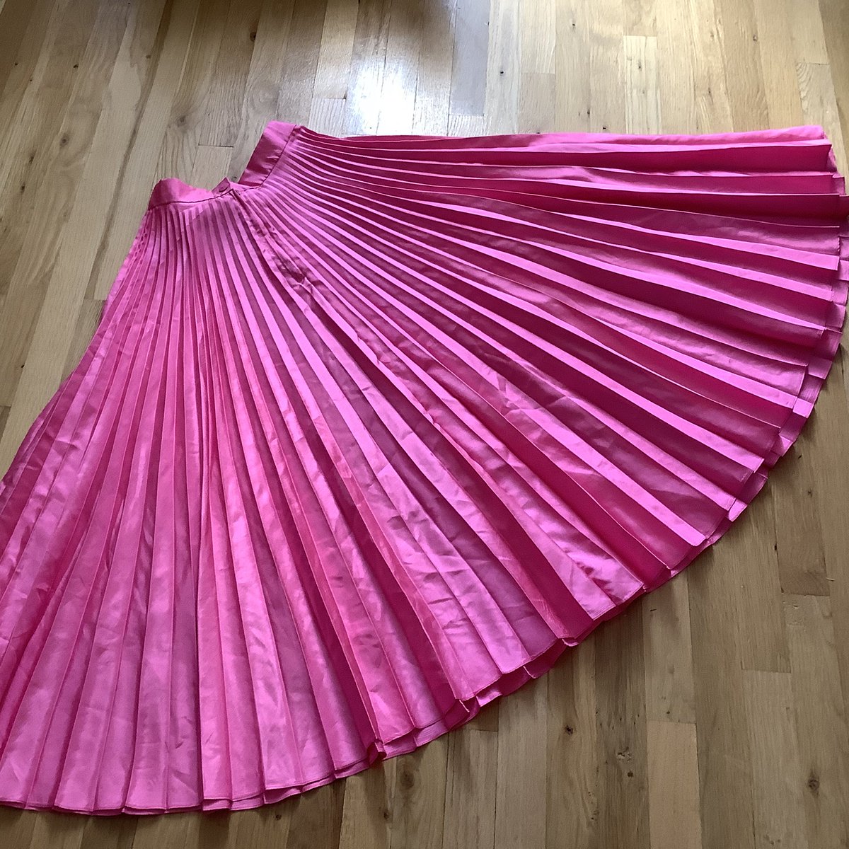 This Thurs eve <a href="/greenwichmkt/">Greenwich Market</a> I’ll be selling #vintageclothing <a href="/GreenwichHour/">(((Greenwich Hour)))</a> #greenwichhour #40sclothing #50sclothing #60sclothing #70sclothing #parkitinthemarket #vintagecars #midcenturymodern #modclothing <a href="/GreenwichLondon/">Greenwich London</a> #greenwichwhatson <a href="/blackgreenmag/">Black and Green</a> #se10