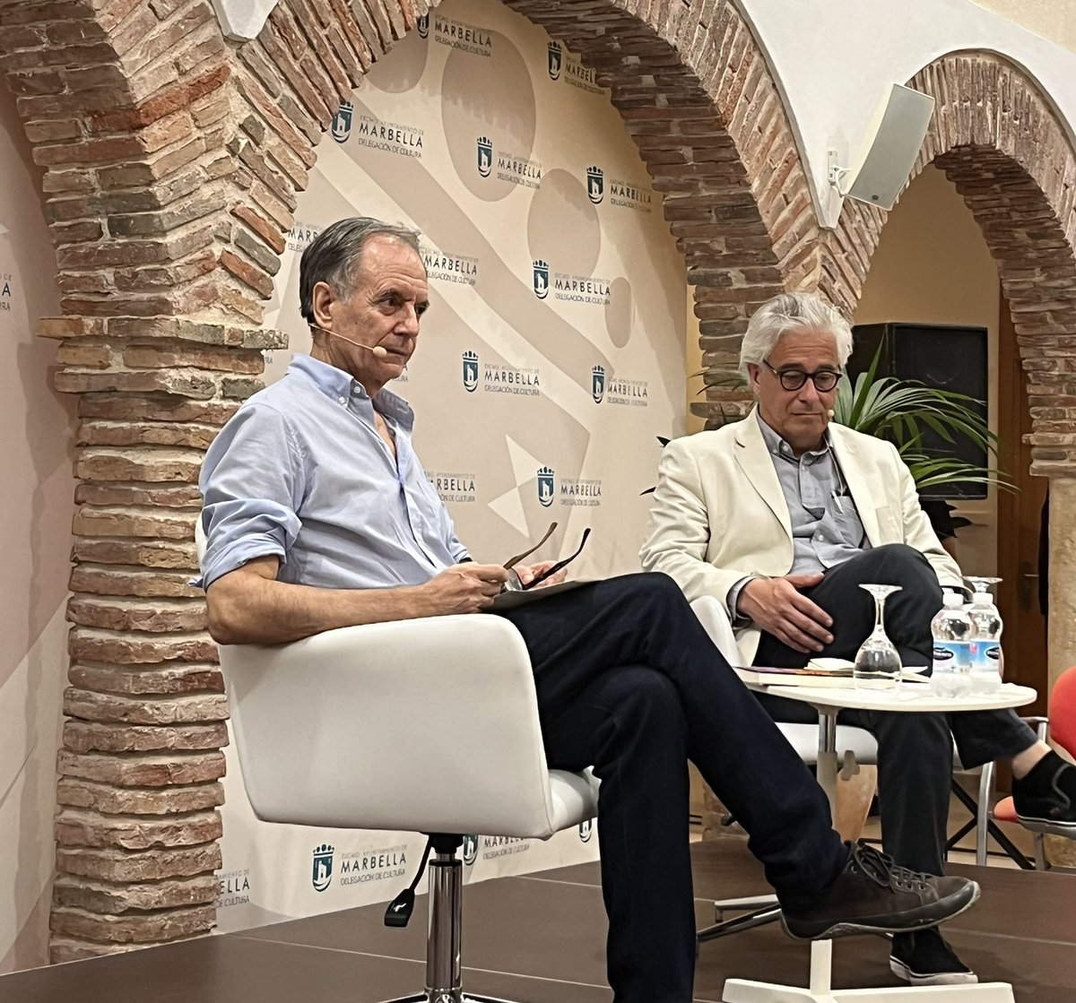 Hablando, escuchando del #Ulises en boca de Antonio Soler y <a href="/jsolerescritor/">Jordi Soler</a> en una tórrida tarde en #Marbella <a href="/marbellacultura/">Marbella Cultura</a> <a href="/julian_herbert/">Julián Herbert</a> #JamesJoyce #Bloomsday #Leopold