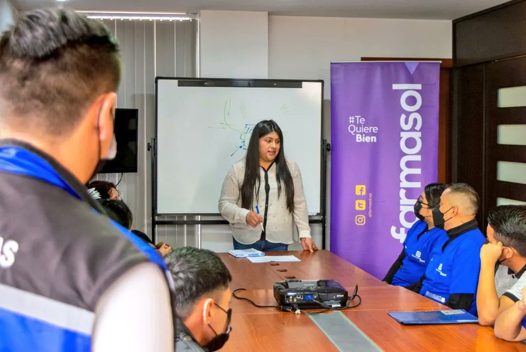 FarmasolEp's tweet photo. FARMASOL: fortalece su Institucionalidad. Dando continuidad al convenio firmado con Consulting Group, mantuvimos una capacitación de "auxiliar de farmacias" con los estudiantes que realizarán prácticas pre profesionales de 300 horas en nuestros puntos de venta Farmasol en Cuenca. https://t.co/dMnStLbgK4