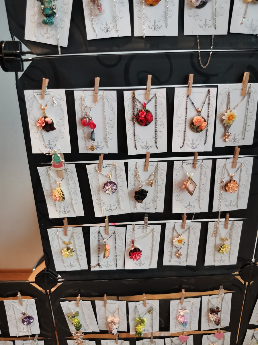 Dann gab es noch einen wunderschönen Stand von Maria Vasilieva aka instagram.com/caffecupcake/, die so super zierliche, kleine Schmuckstücke macht. Diese stellen so ziemlich die idealen Geschenke dar. Alles handgemacht auch!

Außerdem mit rare @samkat___ photobombing, scheint es :P