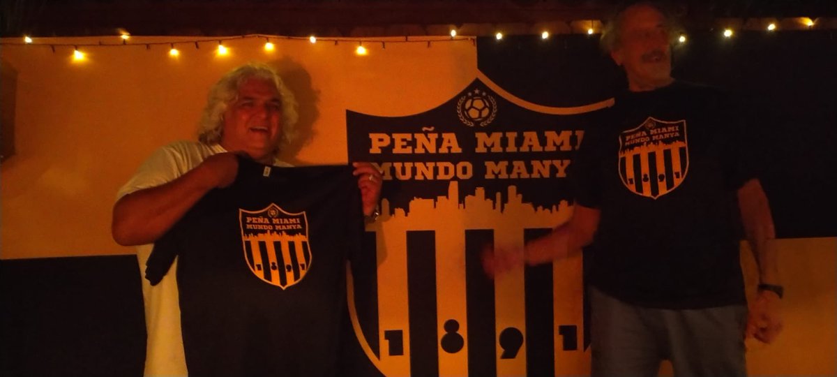 interiorCAP's tweet image. La Peña @MiamiMundoManya 🇺🇸, recibió la visita de Raúl Castro y Pitufo Lombardo, donde compartieron una cena e intercambiaron presentes.