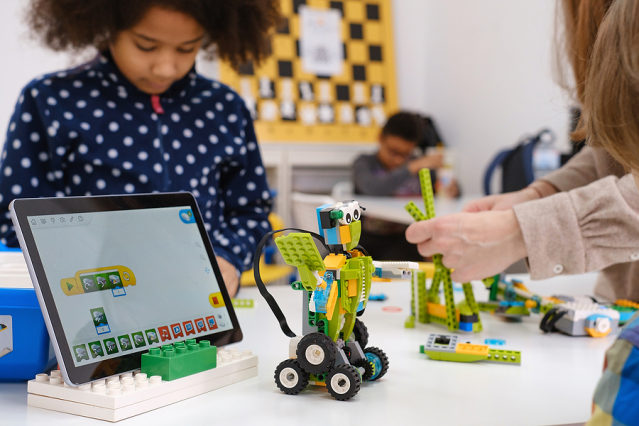 JulieOstrow's tweet photo. “Today, computer science should be a core subject, just like basic biology or algebra." These 500+ business, #Education, and nonprofit leaders are calling for more #ComputerScience opportunities for #K12 students. @geekwire #cdwsocial https://t.co/XmoojdZjIQ https://t.co/ySA63Ug0yu