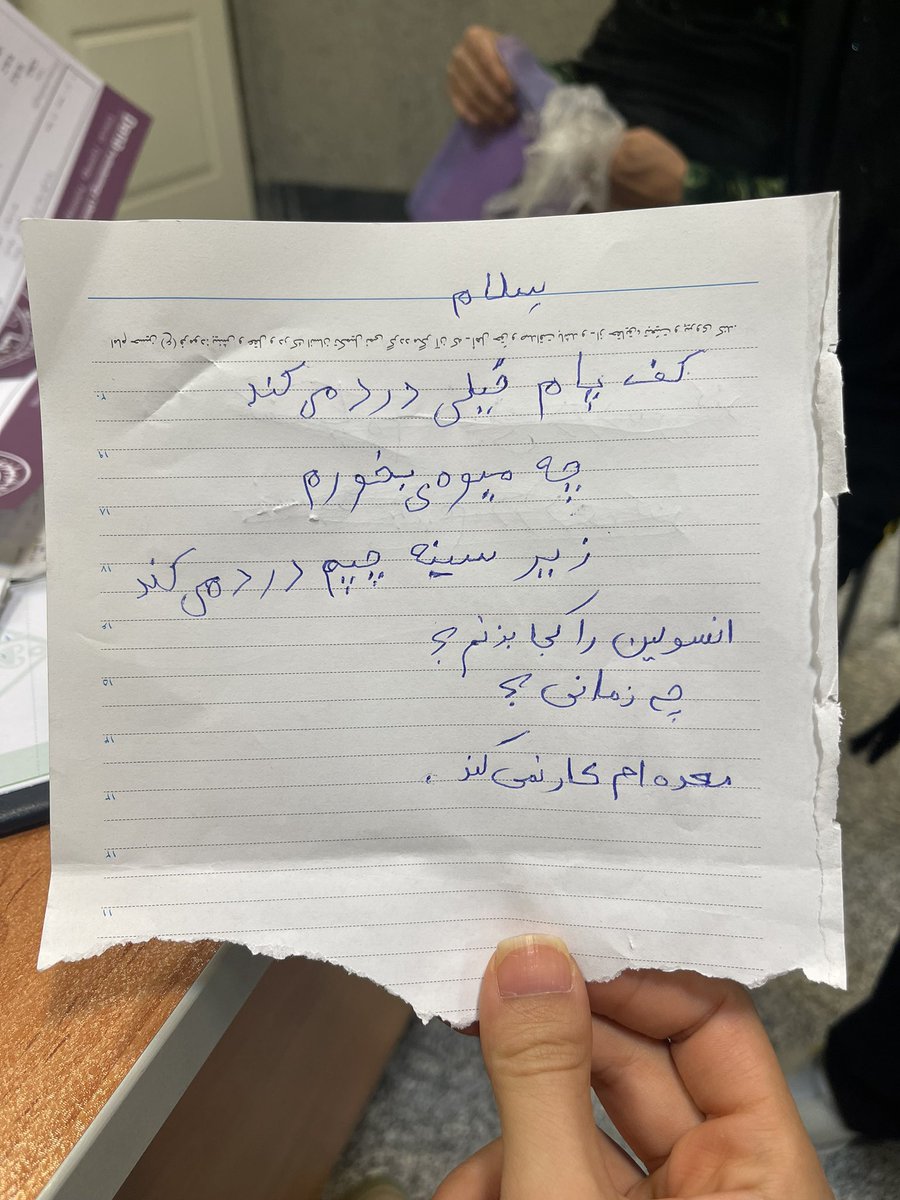 kianaaa_hp's tweet photo. بیمار خانم ۶۶ ساله که از یه هفته قبل از اینکه بخواد بیاد دکتر هر مشکلی که داشته رو نوشته تا وقتی میاد مطب یادش نرفته باشن😍😍
خیلی کیوت بود…😍 https://t.co/w8dCgFLwXx