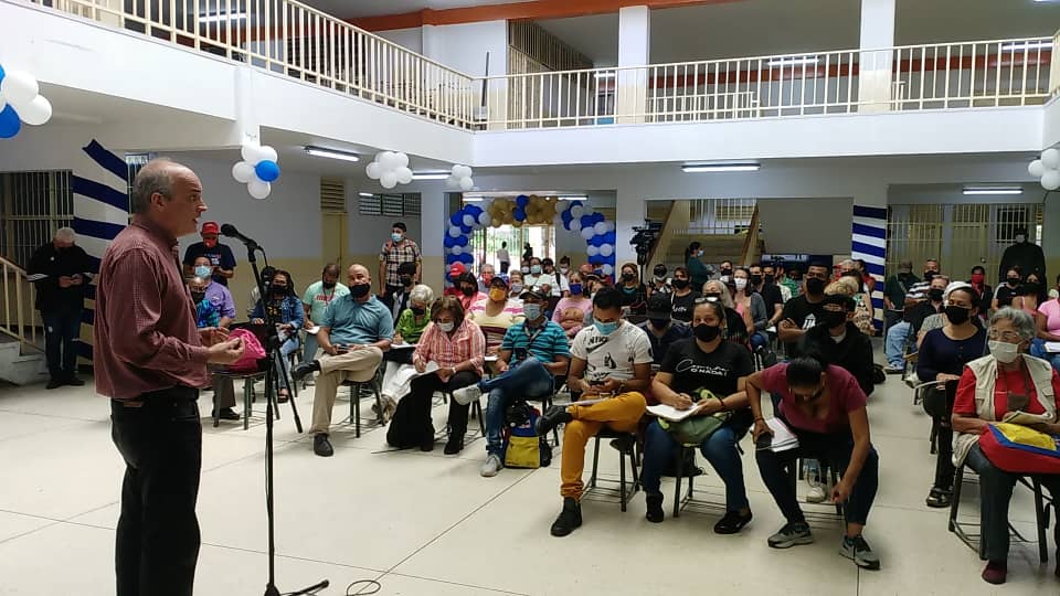 rmenendezp's tweet photo. El mapa de soluciones y las Agendas Concretas Acción son construcciones colectivas para la transformación de la realidad concreta,fundar el nuevo Estado Popular y Revolucionario y propiciar el saldo político organizativo y conciencia revolucionaria.3R NETS.
Debate Eje Valle Coche https://t.co/AS0bFa3SJN