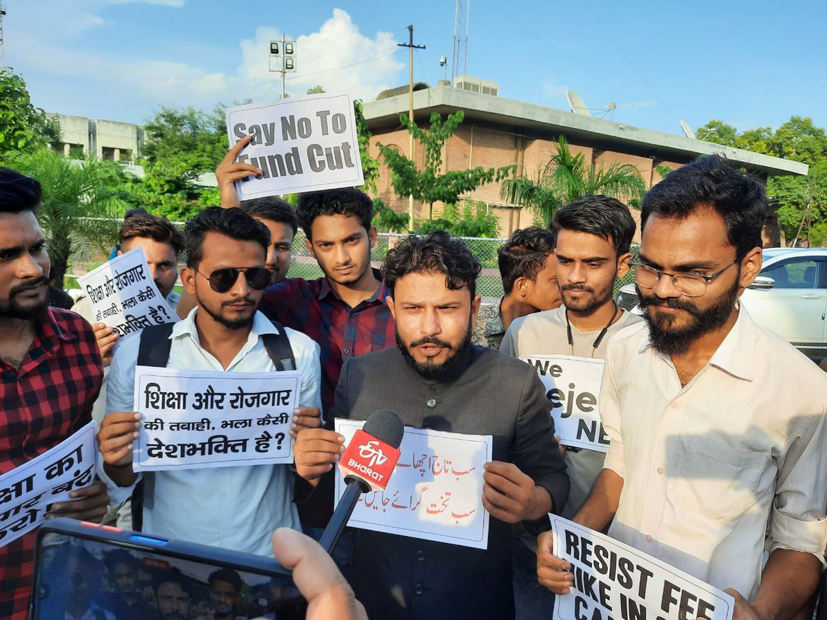 bakhtiyar4U's tweet photo. #AMU के 306 करोड़ के फंड की कटौती को रोकने की मांग...
अलीगढ़ मुस्लिम यूनिवर्सिटी के शताब्दी गेट पर छात्रों ने फंड कटौती के खिलाफ विरोध परदर्शन किया और सरकार के खिलाफ जामकर नारेबाजी की।
इस प्रोटेस्ट में कामरेड @nazami393 साहब की अहम भूमिका रहा.....
#SaveAMU https://t.co/oW93tuNFuh