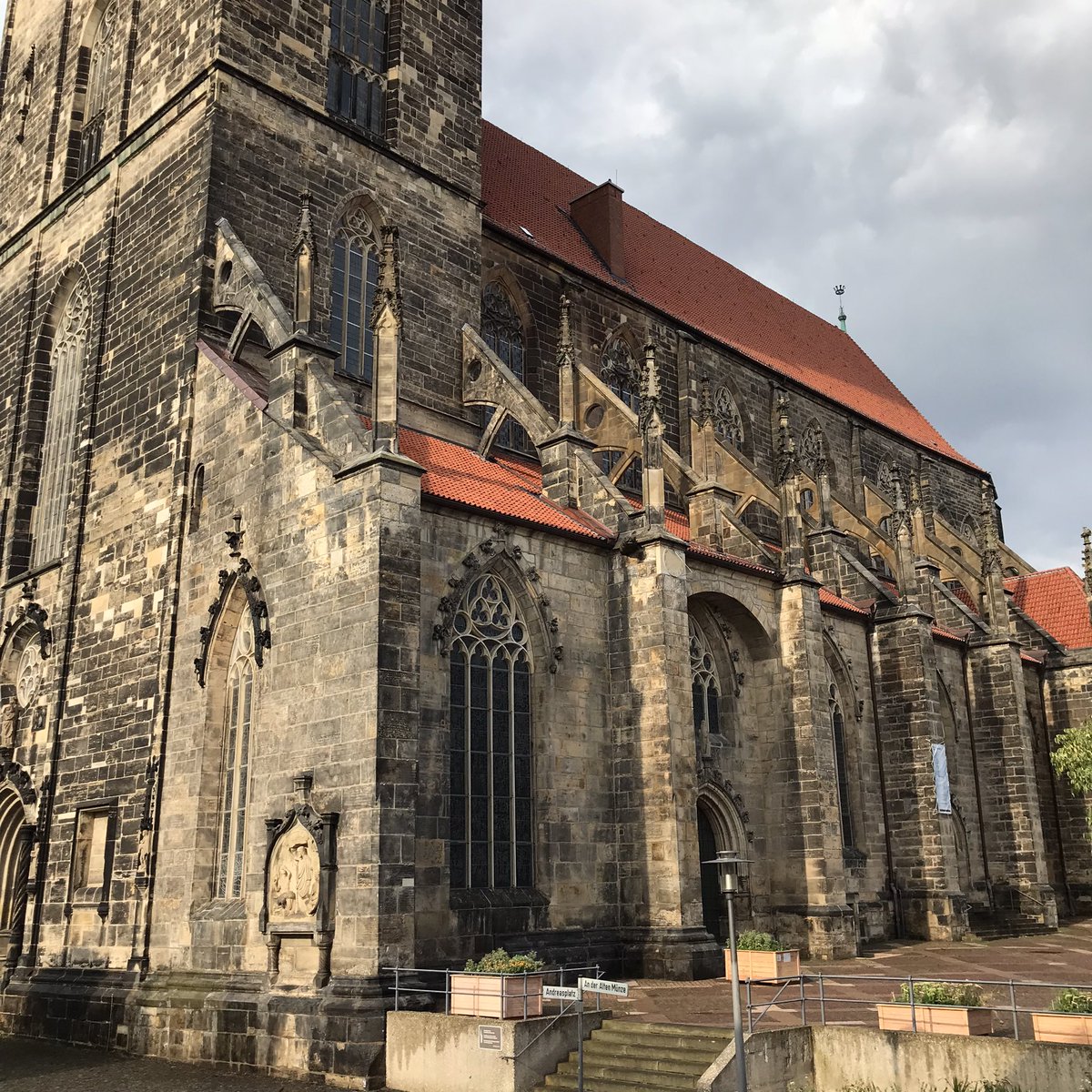 When medieval churches are so huge that you cannot capture them on your phone camera, you know that the rivalries between bishops and merchants were extensive… and that you are in Hildesheim #travellingbytrain #maatapitkin