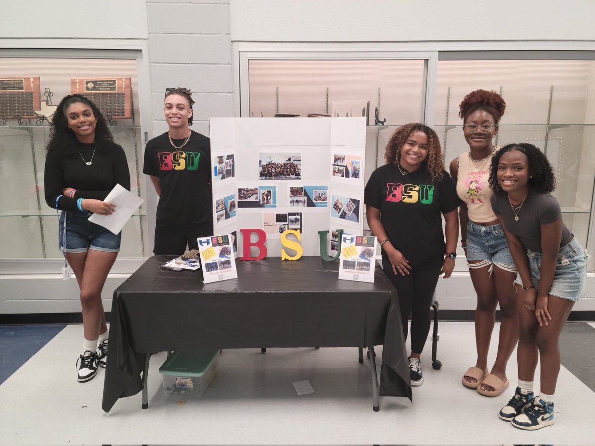 MrzAHensley's tweet photo. More BSU @hebron_bsu volunteers for @Hebron_HS Hawkawana Orientation Day 2. Thank you TI Mecia, Yasmine, Jaden & Lelia for your leadership๐ค#hebronstrong #TougherTogether https://t.co/xxLwIbYoyW