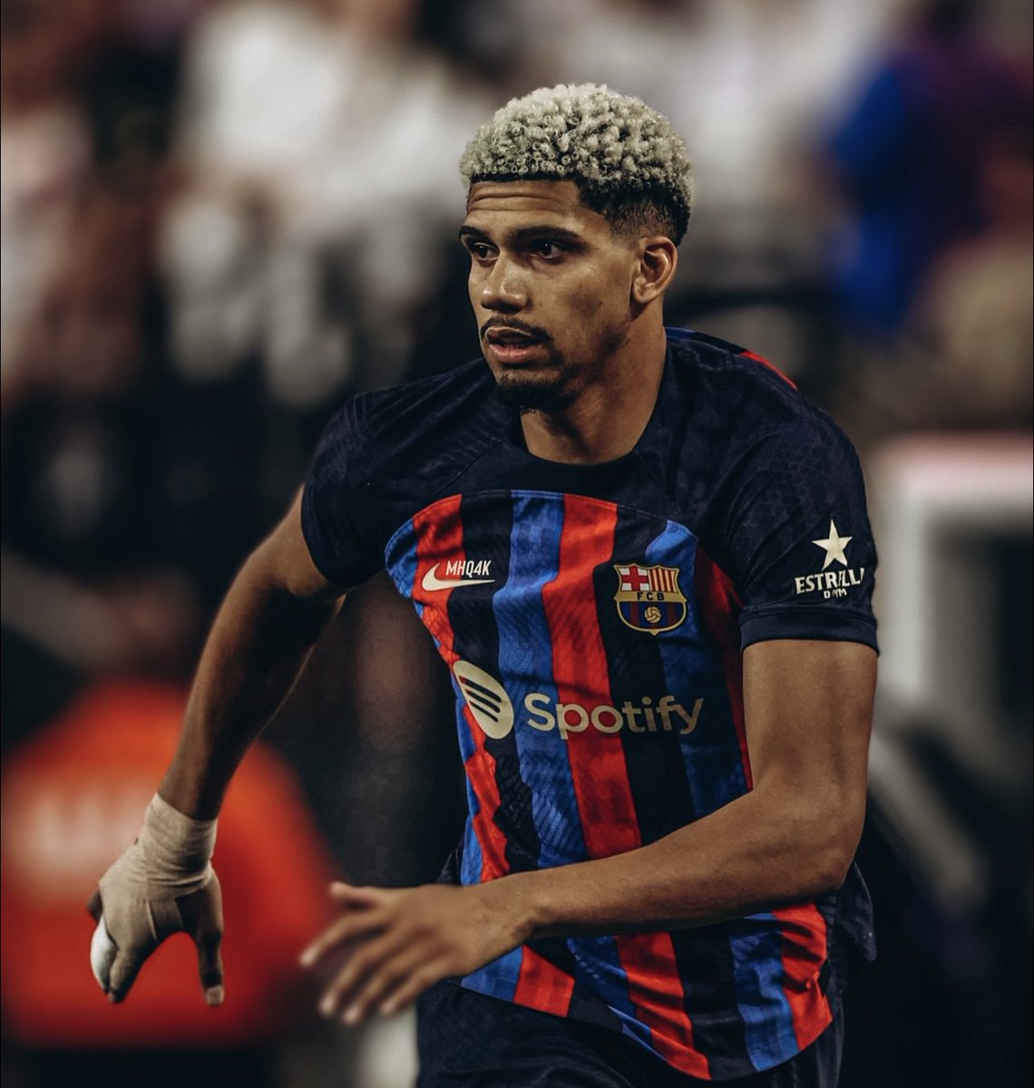 MbappeStyx's tweet image. I think both Barca and Madrid fans can admit Araujo has won this debate by a landslide