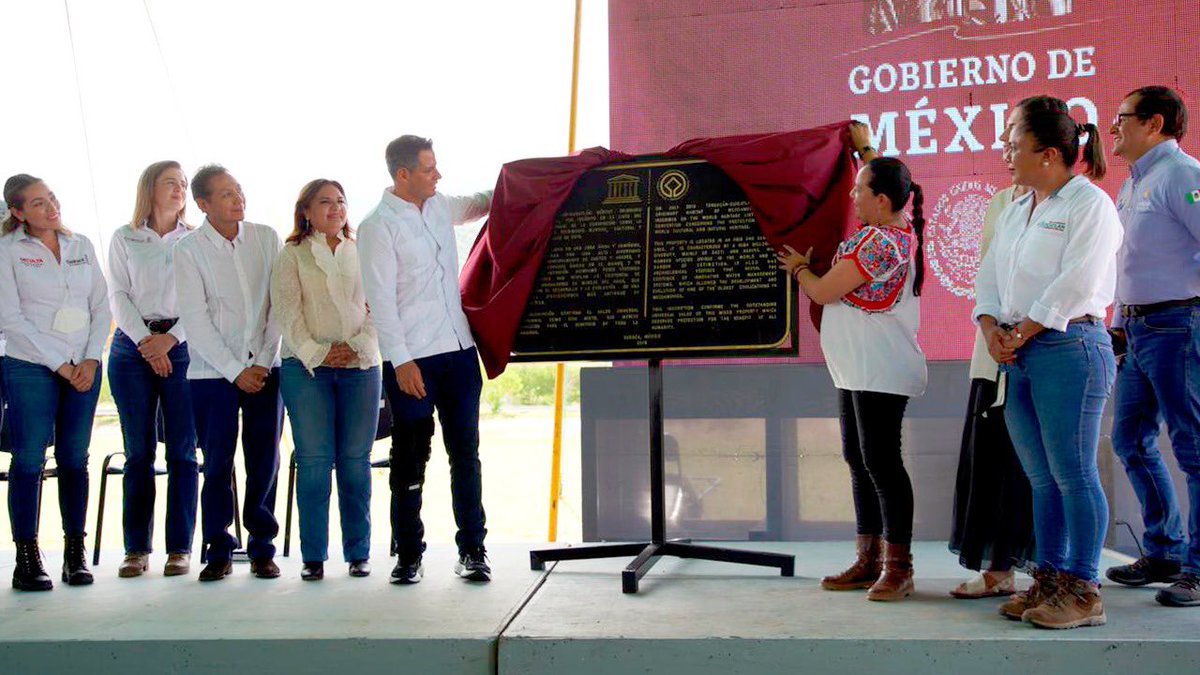 q_villacana's tweet photo. Este día, el Gobernador @alejandromurat, ha develado la placa alusiva, de la @UNESCOMexico en San Juan Bautista Cuicatlán; lo anterior por haber recibido el Certificado del Bien Mixto de Patrimonio Mundial al Valle de Tehuacán - Cuicatlán “Hábitat originario de Mesoamérica”. https://t.co/eqwVvDNwVb