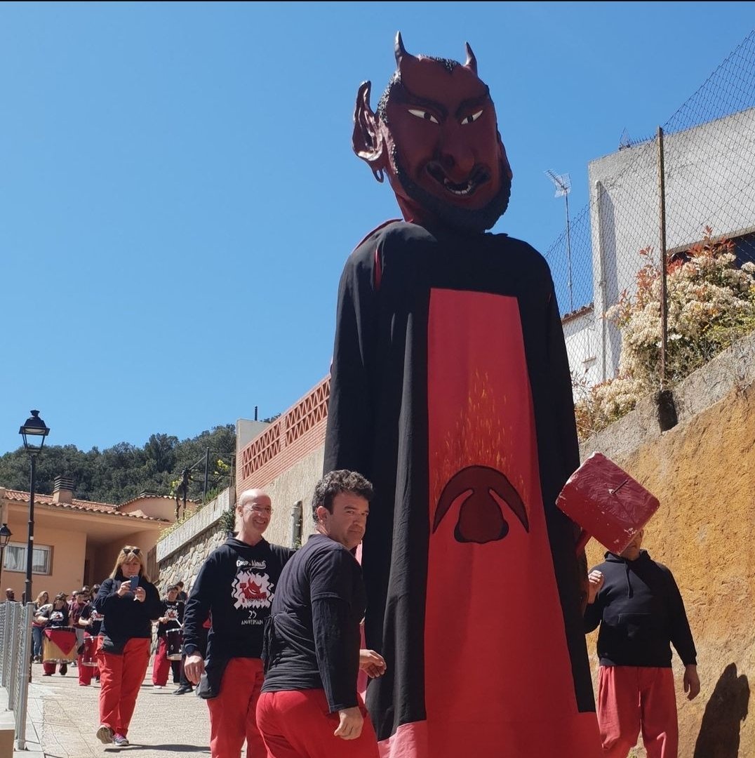 kapaoltis's tweet photo. Aquest divendres, dia 29, ens anem al cercavila de festa major a Sant Iscle de Vallalta, amb el nostre gegant!! #culturaPopular #gegant #GegantSantAntoni #SantIscleDeVallalta #Llefià #Badalona https://t.co/dp55axjuJa