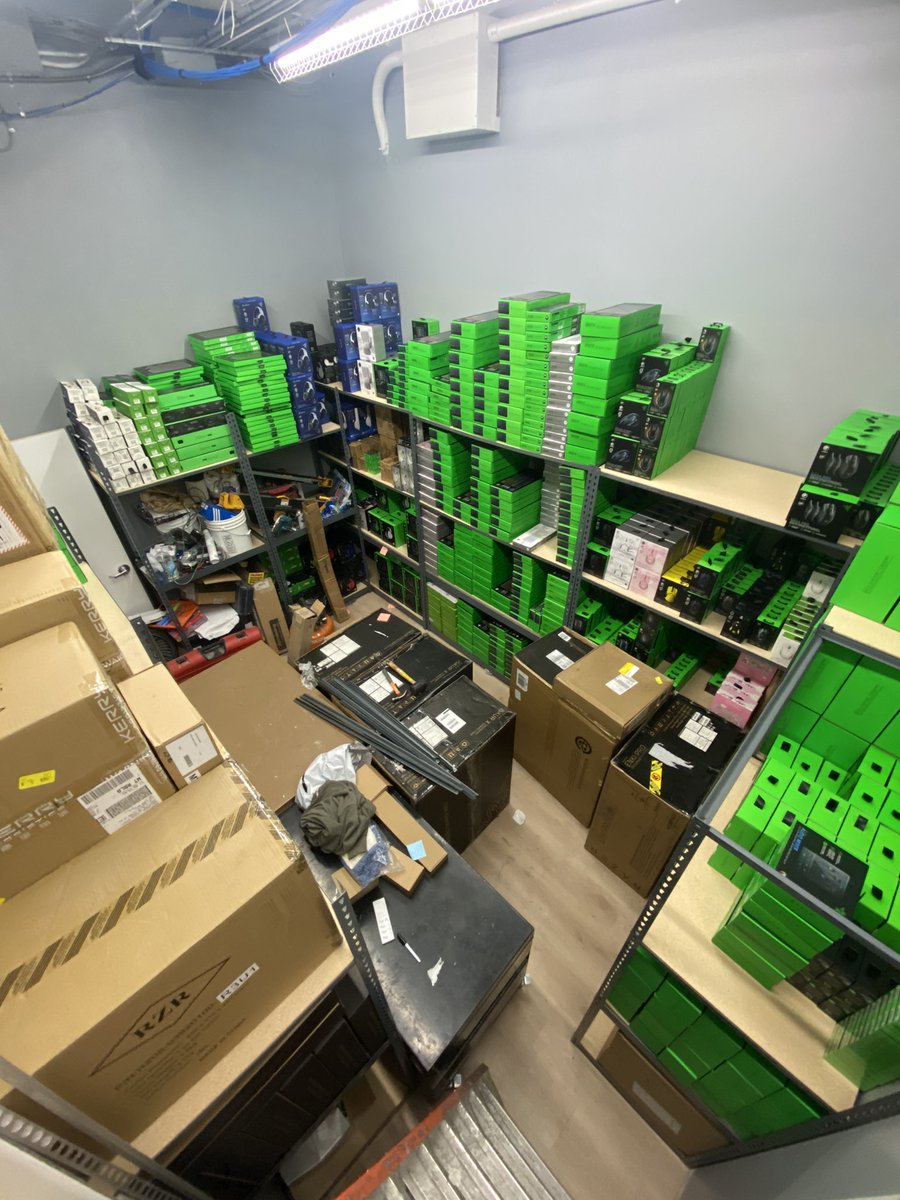 Dakuirii's tweet image. Anybody want anything? 👀