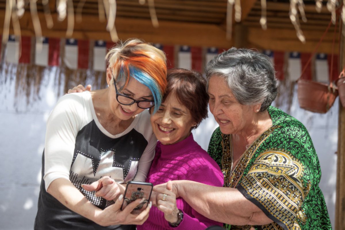 Au Chili, les #PersonnesÂgées devraient représenter un tiers de la population d'ici 2050.

Les #Technologies peuvent aider à renforcer la protection sociale dont elles ont besoin afin de #NeLaisserPersonneDeCôté.

Voici comment : bit.ly/3ouDdy0 avec <a href="/NODOcl/">Proyecto NODO</a> &amp; <a href="/PNUDChile/">PNUD Chile</a>