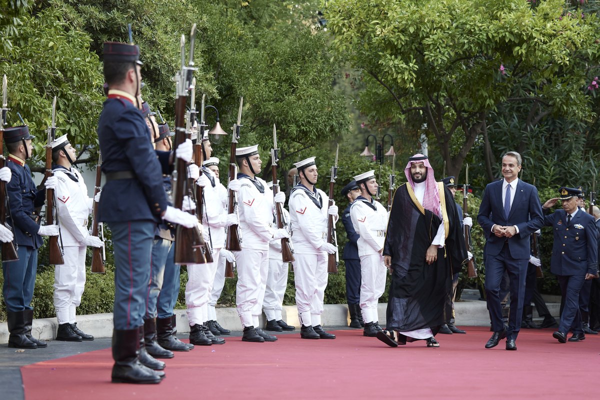 PrimeministerGR's tweet photo. Είχα τη χαρά να υποδεχτώ σήμερα στην Αθήνα τον Πρίγκιπα Διάδοχο του Θρόνου της Σαουδικής Αραβίας, Mohammed bin Salman bin Abdulaziz Al Saud. Η επίσκεψή του είναι μία ευκαιρία να επαναβεβαιώσουμε τη δύναμη της στρατηγικής μας σχέσης. https://t.co/wPB3dbVukQ https://t.co/MfxpOLdR8t