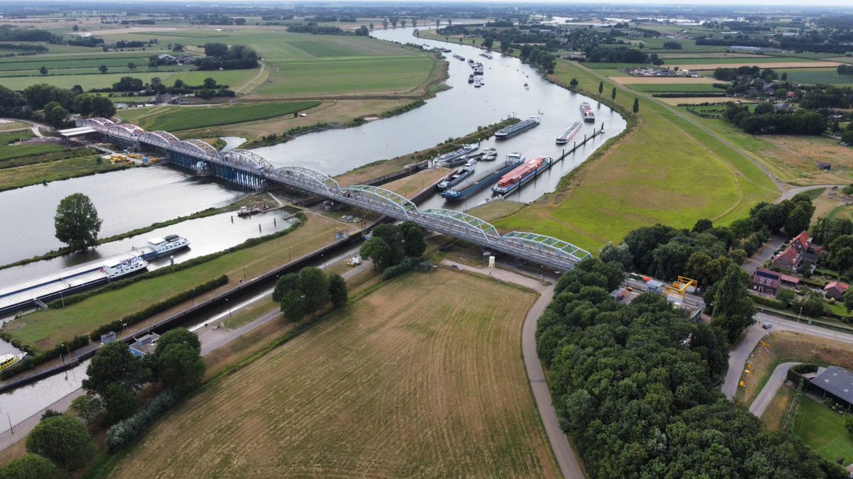 ASV16's tweet image. 35% van goederenvervoer gaat over water maar de verdeelsleutel is en blijft: slechts 7% van infrastructuurgelden gaat naar binnenwateren. Al jaren! Een instortende infrastructuur gebeurt NU. Hier bij sluis Grave is maar 1 voorbeeld @markharbers @MinPres @IenWTweedeKamer
