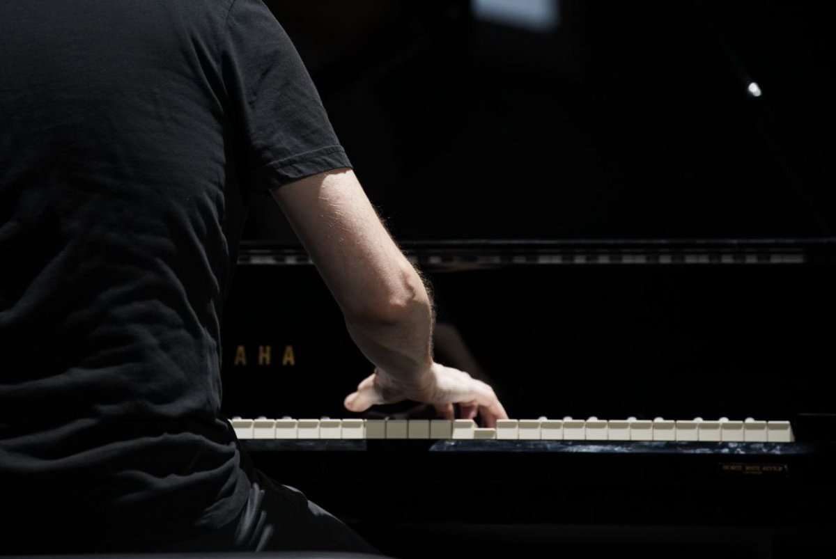 Genio senza tempo, simbolo di Napoli e non solo… «nu’ buono guaglione», la grande musica di #PinoDaniele sul palco dell’#estatealMAXXI accende la magia nella piazza del Museo