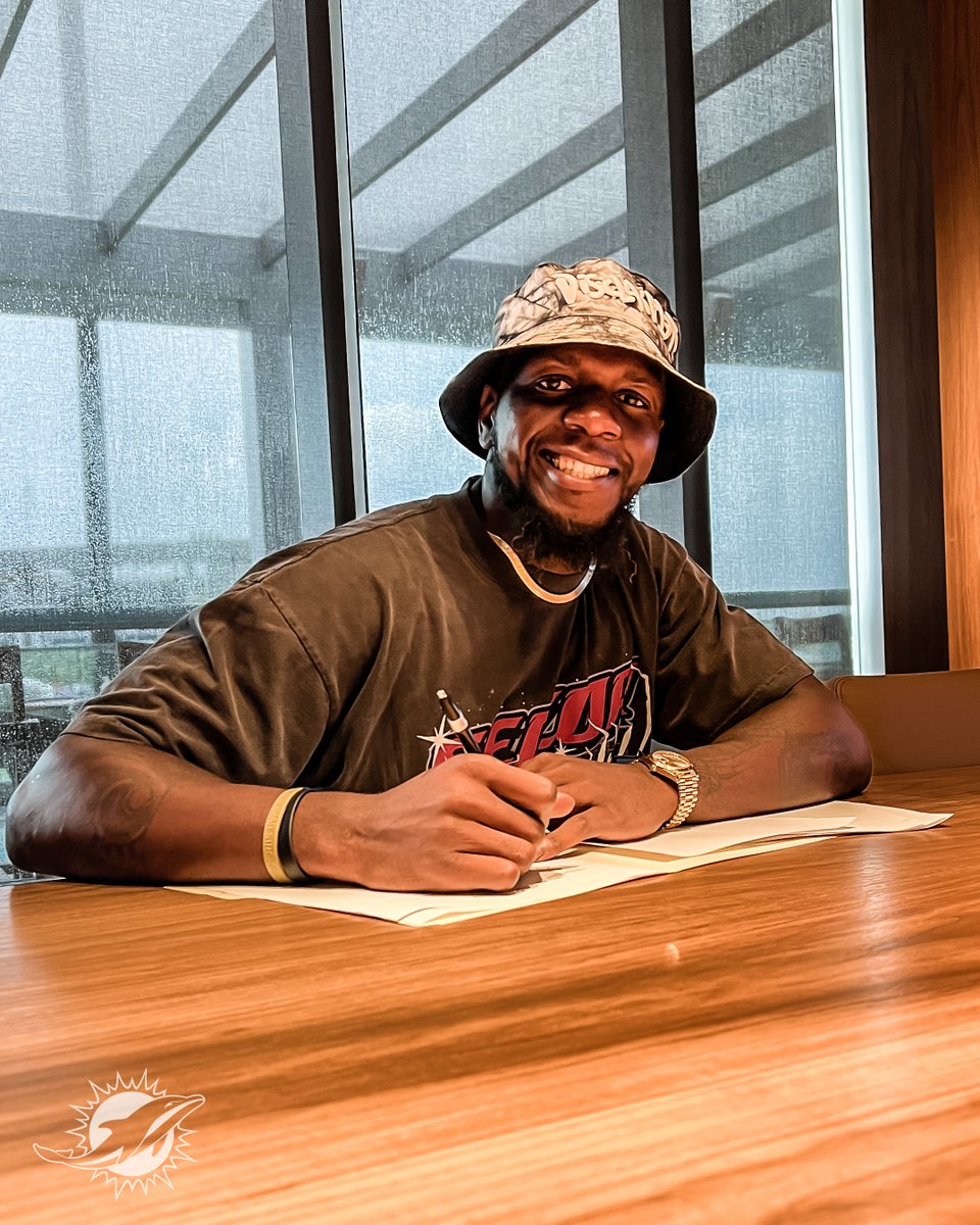 MiamiDolphins's tweet photo. Welcome to the 3️⃣0️⃣5️⃣, @Mo_12_Sanu! 

📍@BaptistHealthSF Training Complex https://t.co/JgwgeiDseH