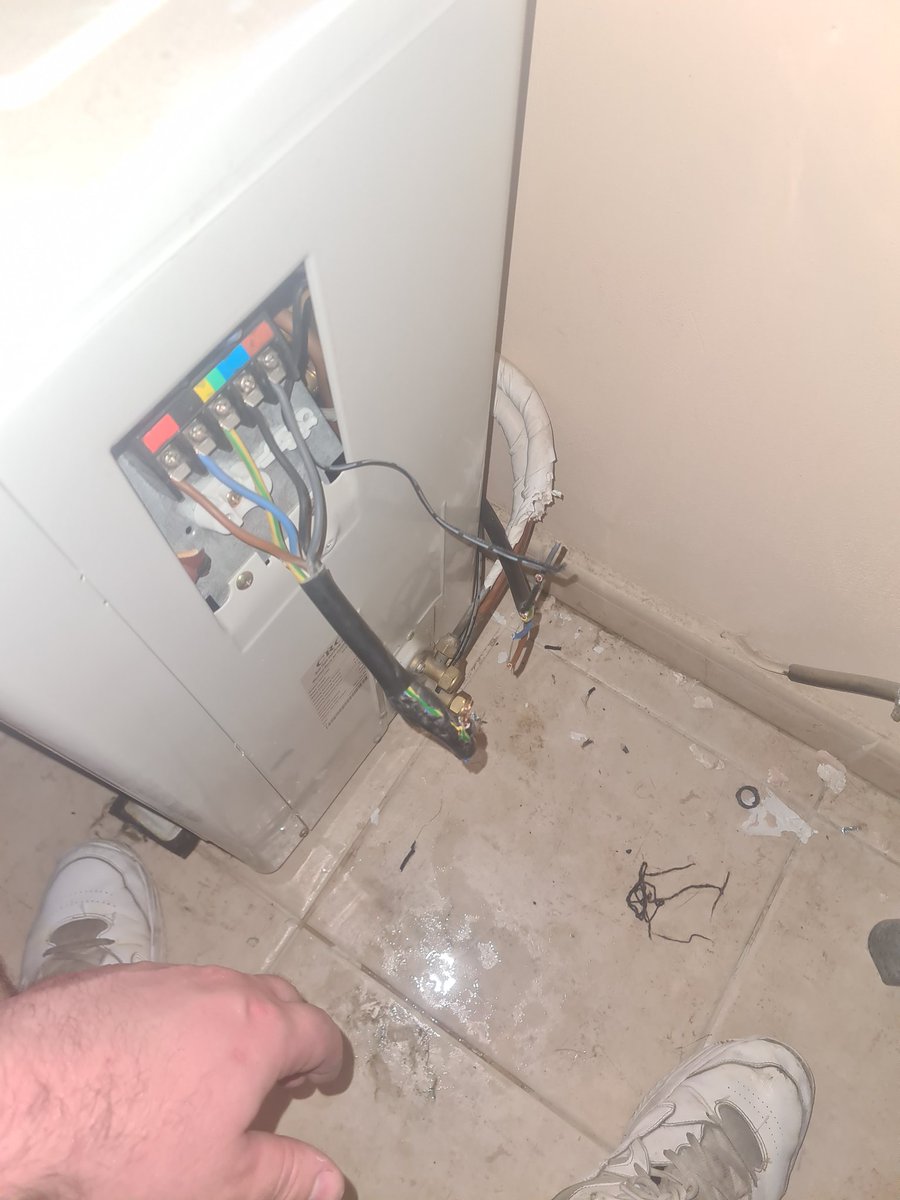 WindShadowGGTV's tweet image. Get a Husky they said, its gona be fun they said .. they didn't say sht about me having to fix the A/C in the middle of the f* night! .Luna the destroyer!