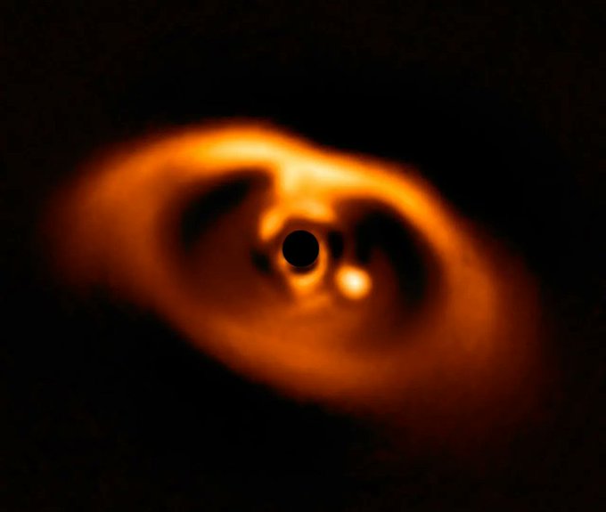 The first clear image of a planet caught in the act of formation around the dwarf star PDS 70. The planet stands out clearly, visible as a bright point to the right of the center of the image. Credit: ESO's Very Large Telescope