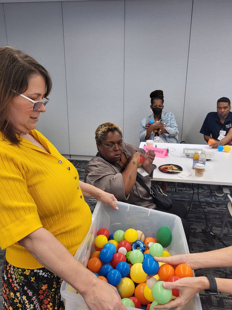 HCDE_CASE's tweet photo. Our team is getting ready for the new year by creating new goals, examing our vision & developing plans with @educationhall today @Microsoft. We're working on #MakingAfterschoolCool! #TuesdayFeeling #teamworkmakesthedreamwork https://t.co/lBGzNb0GBJ