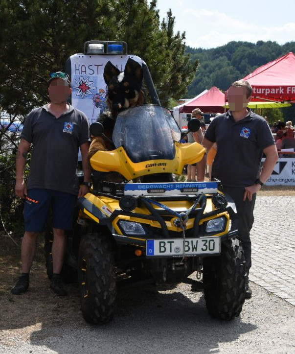 BluishGecko's tweet photo. Out-of-body experiences get more frequent lately!

Blouie taking @KitKatKaturai to a troubledog excursion almost ended with enlisting in the alpine rescue service😄
#midweekfuzz #fursuiteveryday
📷@Wachwuffel, event organized by @2Pfoten
✂️#fursuit by @Beetlefursuits https://t.co/OjODEK956h