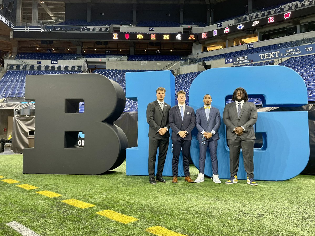 One good looking group #B1GMediaDays in the 📚