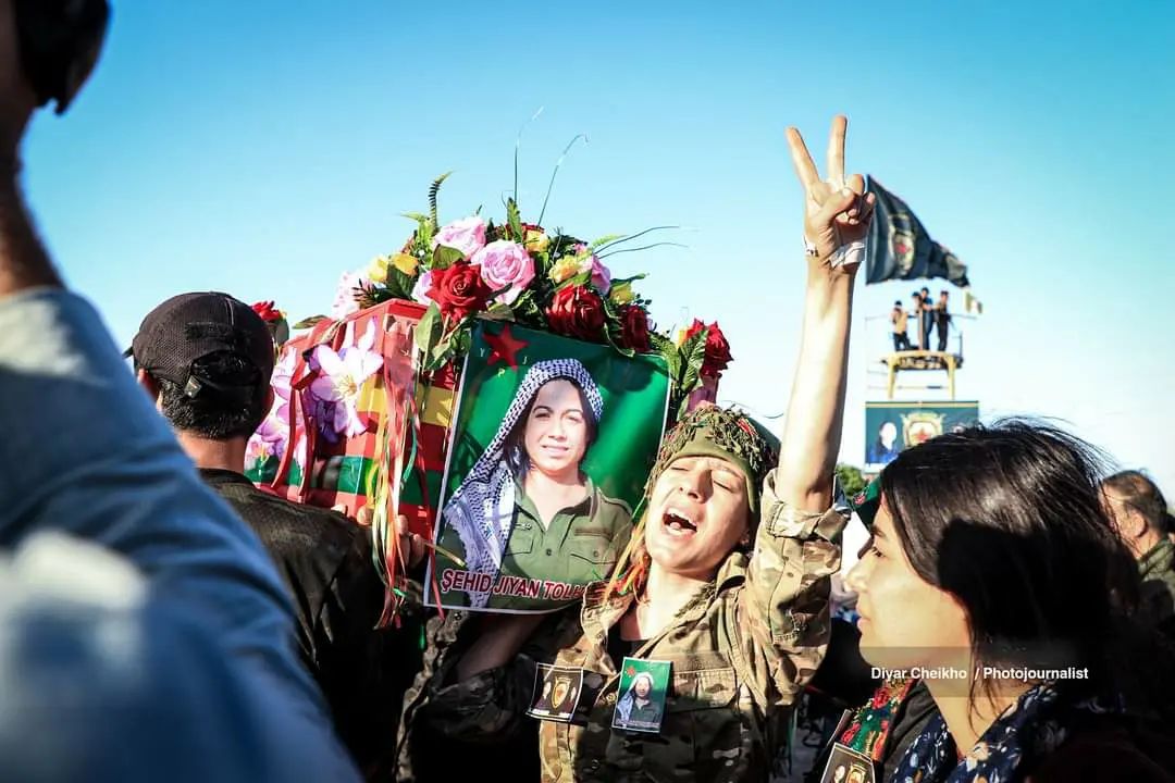 Die Kommandantin der YPJ-Frauenverteidigungseinheiten, Jiyan Tolhildan, wurde am Samstag von einer türkischen Drohne in Rojava ermordet. Sie war auf dem Rückweg von einer Konferenz zu 10 Jahren Frauenbefreiung, auf der sie gesprochen hatte. Ihre letzten Worte kurz vor ihrem Tod
