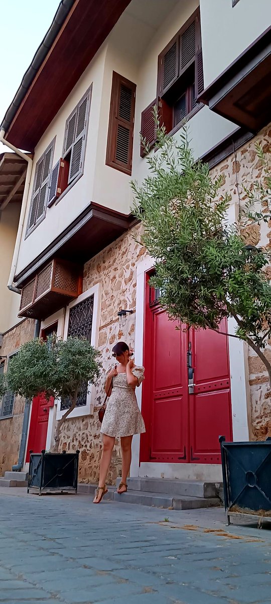 The magic of the streets of Antalya...
#Happiness #HappyHour #NFTs #ArtistOnTwitter