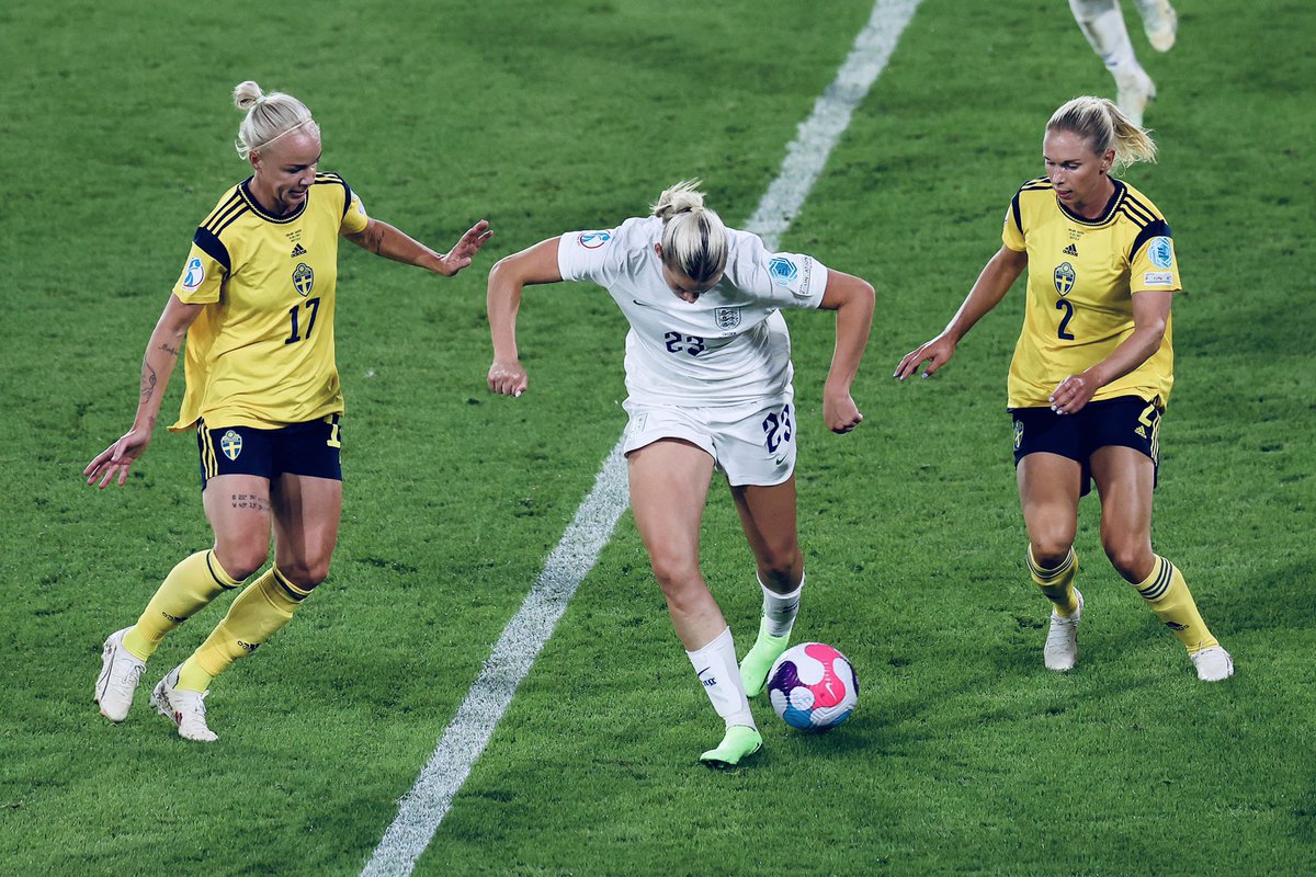ManUtdWomen's tweet photo. A moment of genius.

🌟 @AlessiaRusso7 

#MUWomen || #WEURO2022 https://t.co/QoaPjgPbsg