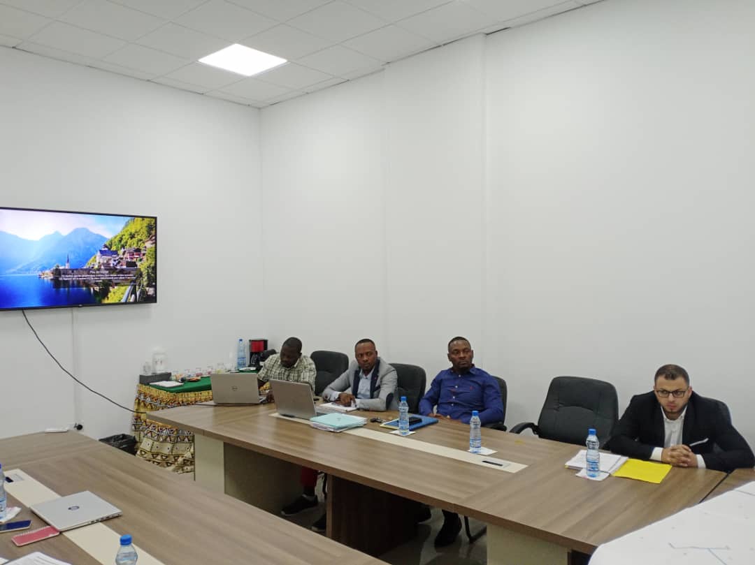 J'ai présidé ce jour, une réunion conjointe avec les experts de la cellule du projet RCEJPS et le Task manager de la BAD pour examiner les travaux restants à réaliser dudit projet avant la réception des chantiers des 10 établissements d'enseignements professionnels et techniques.