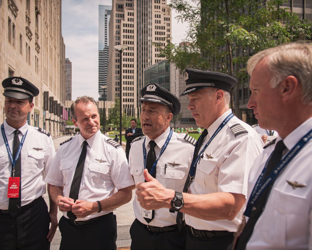 AlliedPilots's tweet photo. Hundreds of American Airlines pilots were joined by other workers from AA and pilots from other airlines on Michigan Avenue today. It’s Time to Fix American Airlines—It’s Time for American Airlines to Listen to Its Pilots.
@AmericanAir #thefixissection6 #thefixissectionsix https://t.co/5A2eotodvc