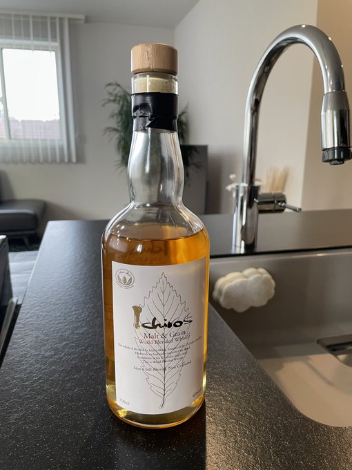 わざわざちょっと遠くの酒屋までイチローズモルトを買いに行くほどウイスキーにハマってしまった🥃
これぞダンディ……超cool。

まぁアルコールは全部飛ばしてアイスにぶっかける訳だが。

うめーんだこれが。 