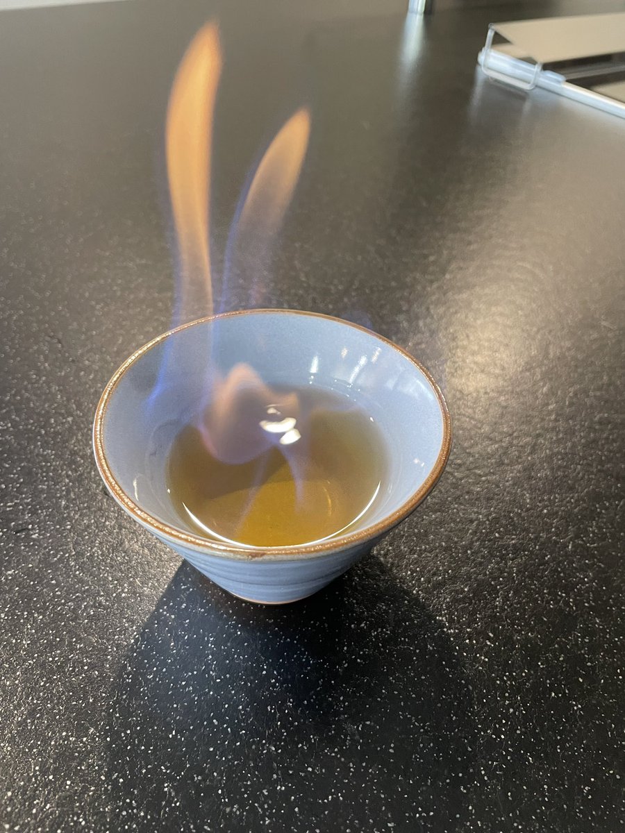 わざわざちょっと遠くの酒屋までイチローズモルトを買いに行くほどウイスキーにハマってしまった🥃
これぞダンディ……超cool。

まぁアルコールは全部飛ばしてアイスにぶっかける訳だが。

うめーんだこれが。 