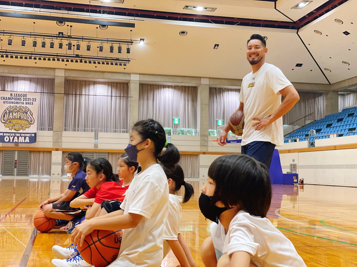 utsunomiyabrex's tweet photo. 7/24(日)に小山市で行われた「UACJ presents 宇都宮ブレックス バスケットボールクリニック」に#9 遠藤選手、#18 鵤選手が参加しました。
ディフェンスの位置を意識したパスやシュートなどの練習では、選手たちの実践での経験も伝えながら参加者の皆さんとともに汗を流していました！
#BREX https://t.co/dLnw9Kdl9j