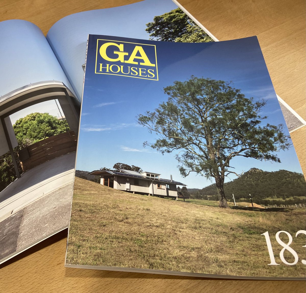 yoshimura_dig's tweet photo. 私たちが設計監理した「翠松園の住宅」がGA HOUSES 183に掲載されました。
https://t.co/8hwiHLy5h9…
「翠松園の住宅」
設計監理: D.I.G Architects 吉村昭範
構造設計:藤尾建築構造設計事務所　藤尾篤
施工:箱屋　松本繁雄
造園:niwa atelier 金子達郎　金子周代
左官:左官屋坂入　坂入竜司 https://t.co/bfq2UDlv1p